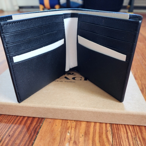 Coach Boxed 3 in 1 wallet gift set! - Picture 2 of 6